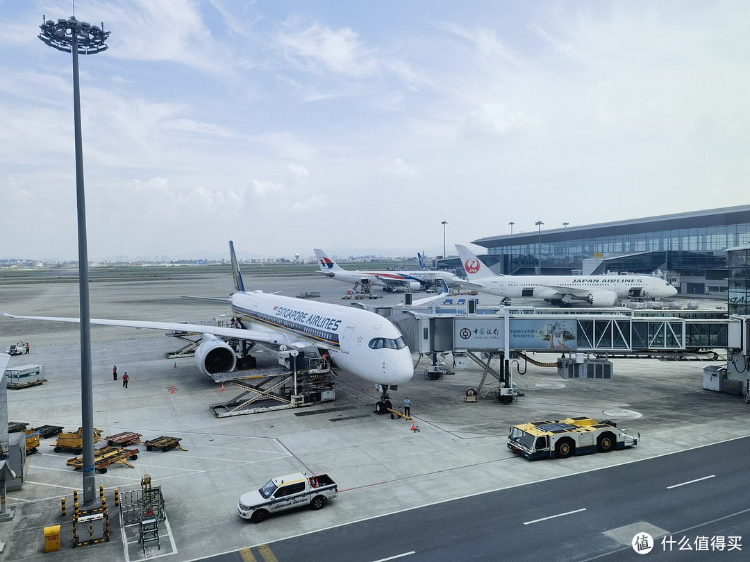 这边是新加坡航空的登机口，可以看到远外的JAL、马航、ANA的飞机