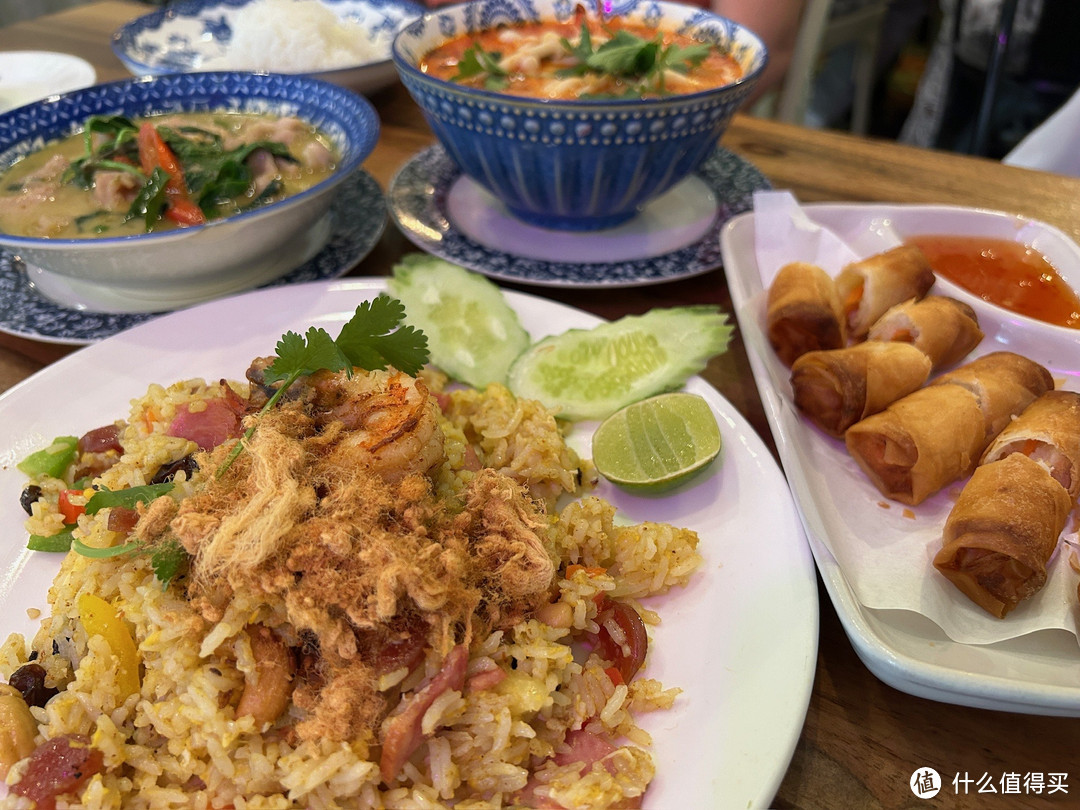 典型的泰国菜，冬阴功和咖喱里都有绿色叶子，不知道是什么香料