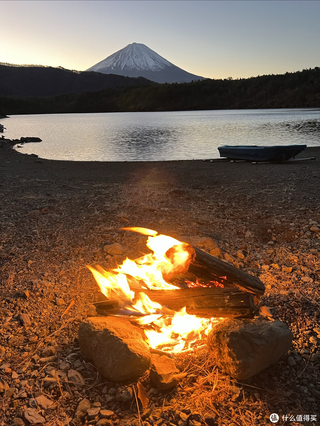 湖边燃起篝火